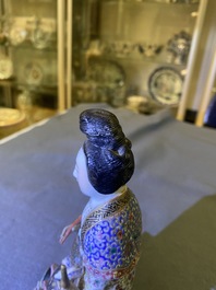 Une figure d'une femme assise sur un tr&ocirc;ne de lotus en porcelaine de Chine famille rose, 19&egrave;me